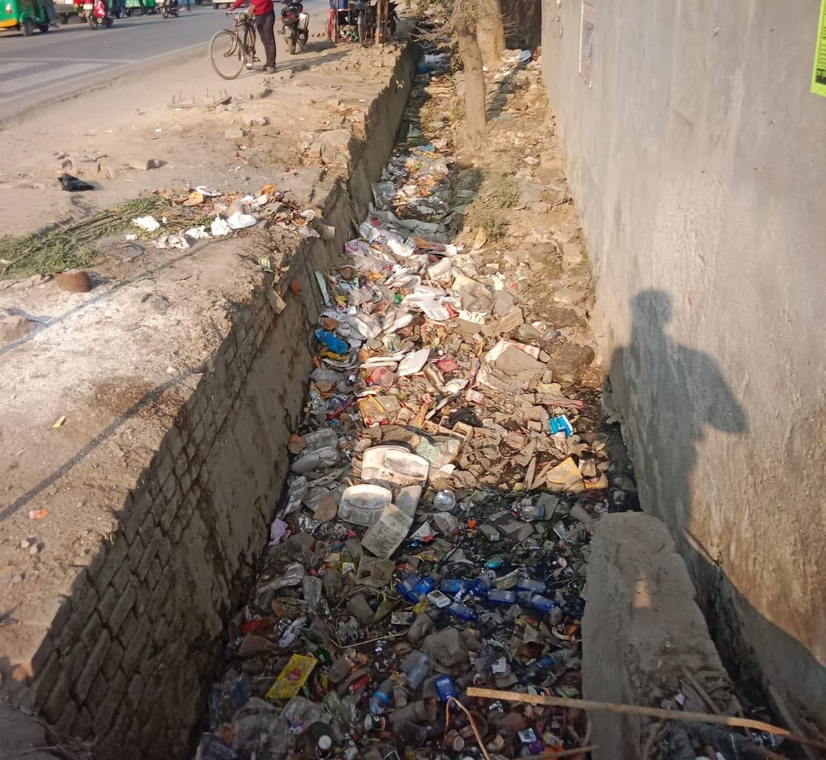 इंदिराचौक से दातागंज तिराहे का जाना वाले रोड पर स्थित नाला। संवाद