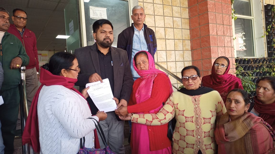 जिला नागरिक अस्पताल में प्रदर्शन करतीं आशा कार्यकर्ता। संवाद जिला नागरिक अस्पताल में प्रदर्शन करतीं आशा कार्यकर्ता। संवाद