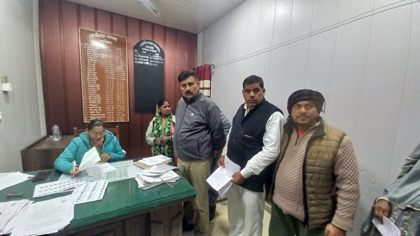 जवाब दाखिल करने के लिए लाइन में लगे नोटिस धारक मतदाता स्रोत संवाद
