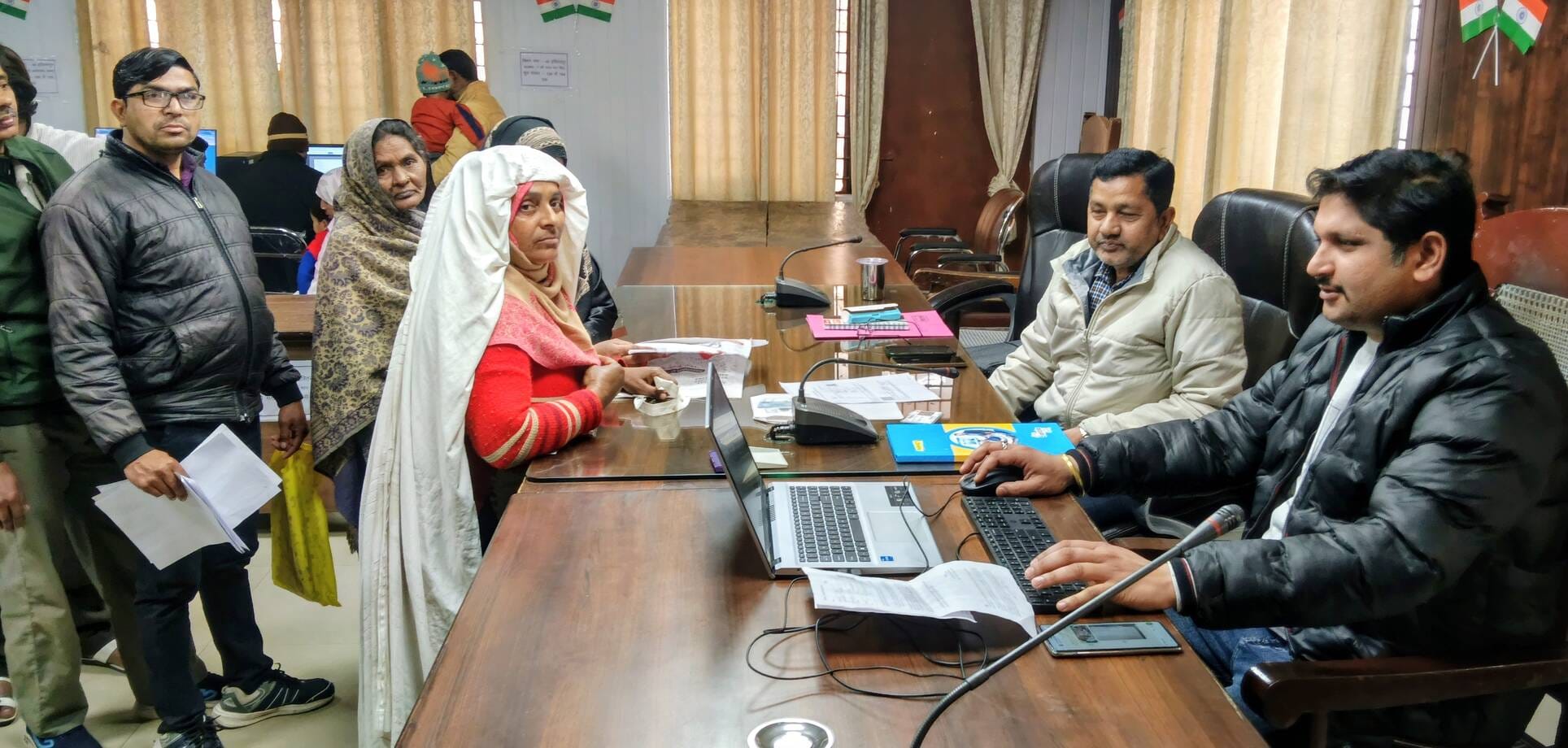 जवाब दाखिल करने के लिए लाइन में लगे नोटिस धारक मतदाता स्रोत संवाद