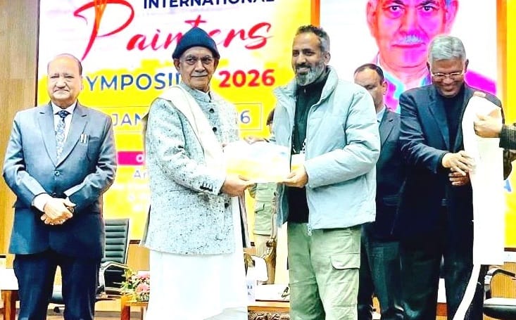 कुरुक्षेत्र। सम्मान हासिल करते हुए ललित कला विभाग अध्यक्ष डॉ. गुरचरण सिंह। स्वयं कुरुक्षेत्र। सम्मान हासिल करते हुए ललित कला विभाग अध्यक्ष डॉ. गुरचरण सिंह। स्वयं