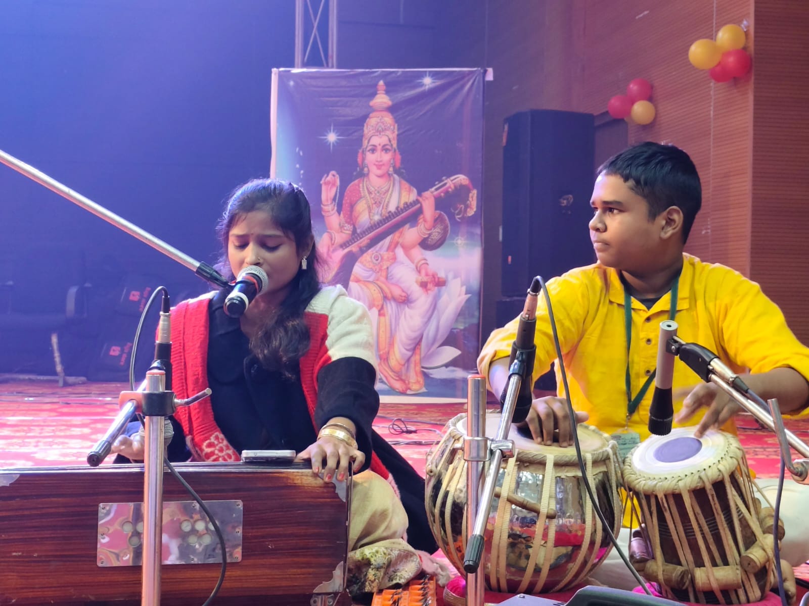 कार्यक्रम का उद्घाटन करते अतिथिगण एवं कार्यक्रम में प्रस्तुति देते कलाकार