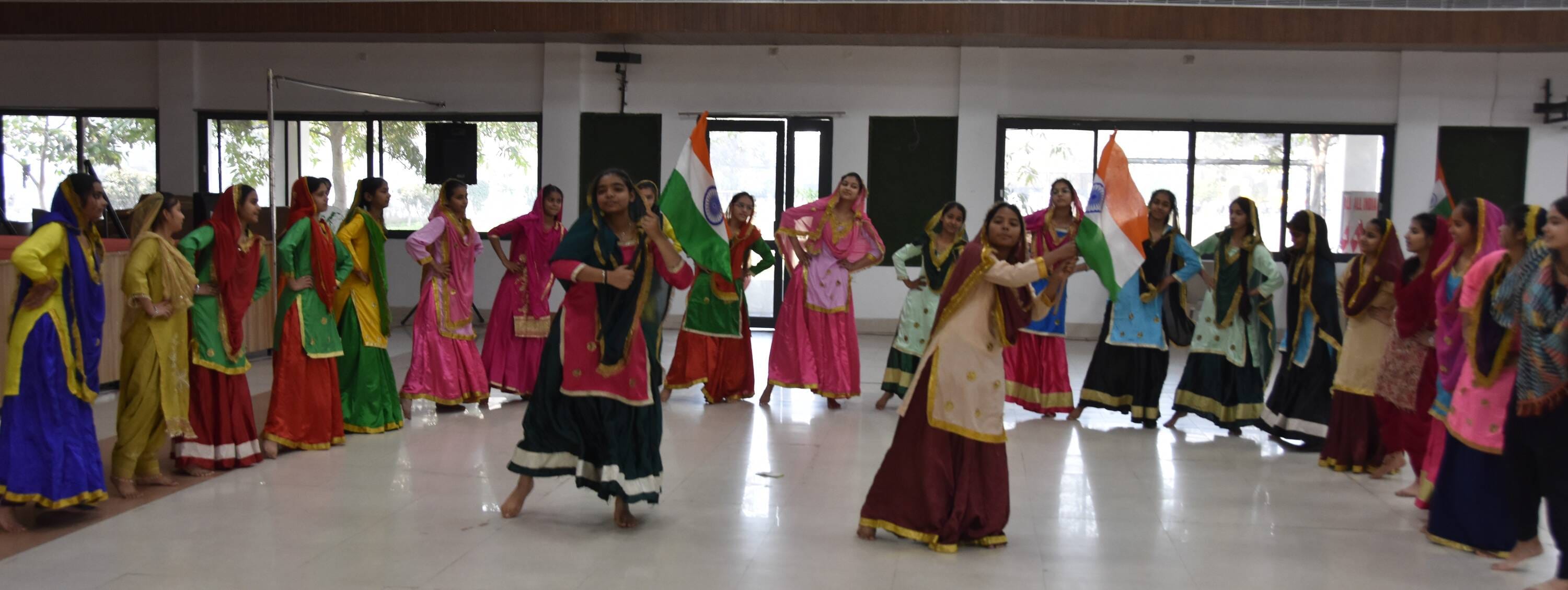 कार्यक्रम में सांस्कृतिक प्रस्तुतियां देती छात्राएं। कार्यक्रम में सांस्कृतिक प्रस्तुतियां देती छात्राएं।