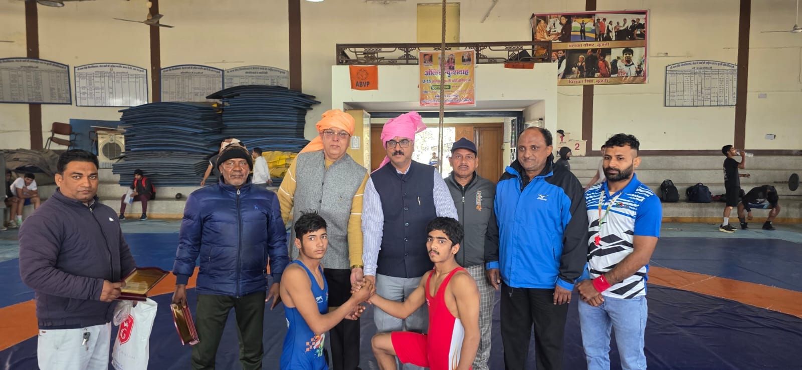 कुश्ती प्रतियोगिता में प्रतिभाग करने वाले पहलवानों को सम्मानित करते अश्वनी गुप्ता और अन्य। कुश्ती प्रतियोगिता में प्रतिभाग करने वाले पहलवानों को सम्मानित करते अश्वनी गुप्ता और अन्य।