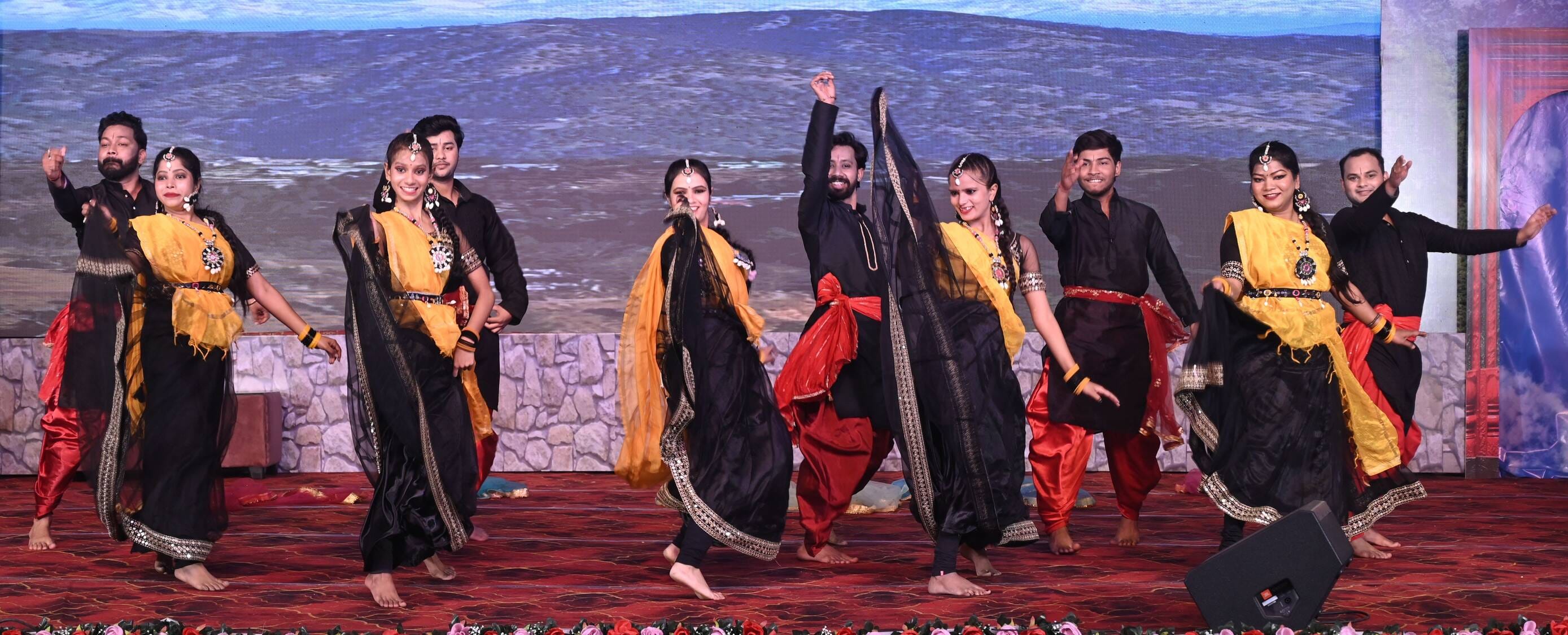 कौथिग के मंंच पर गूंजी पहाड़ की आवाज