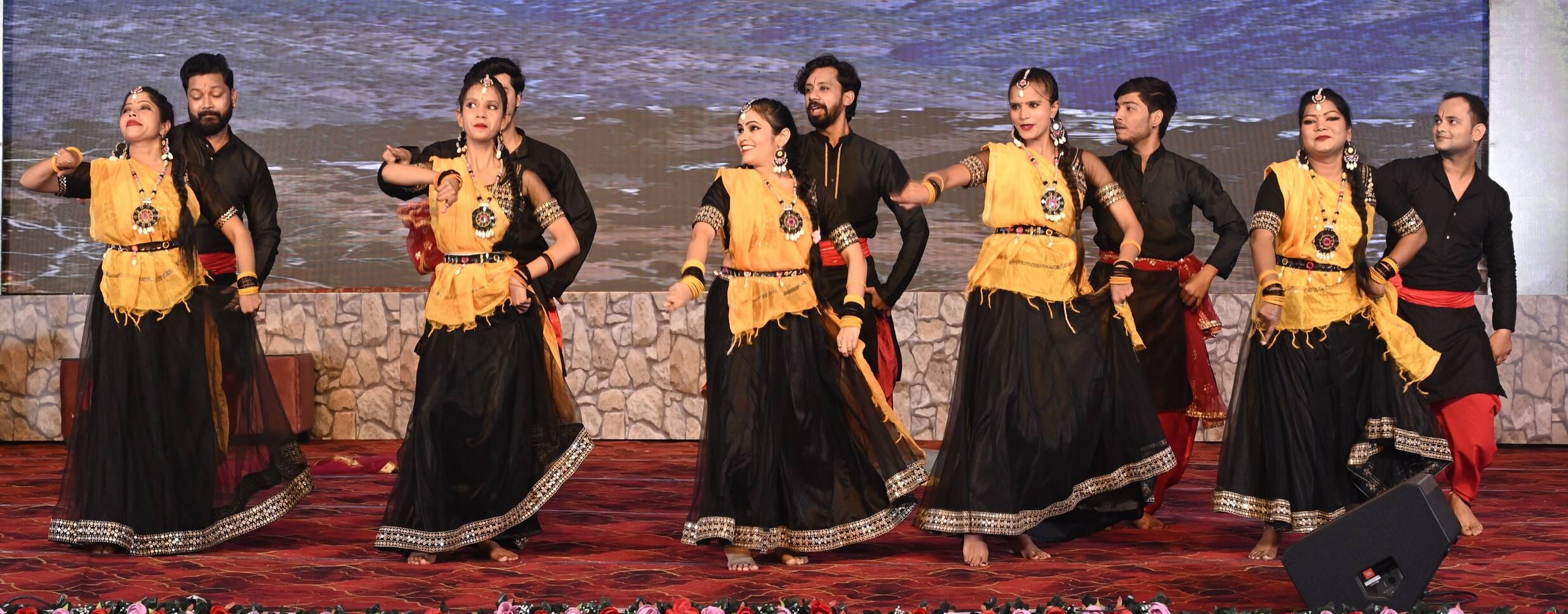 कौथिग के मंंच पर गूंजी पहाड़ की आवाज