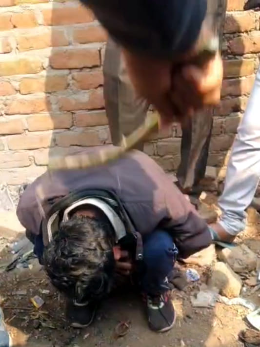 मोबाइल छिनैती में पकड़े युवकों को मुर्गा बना कर डंडे से पीटा, वायरल वीडियो का ग्रैब मोबाइल छिनैती में पकड़े युवकों को मुर्गा बना कर डंडे से पीटा, वायरल वीडियो का ग्रैब