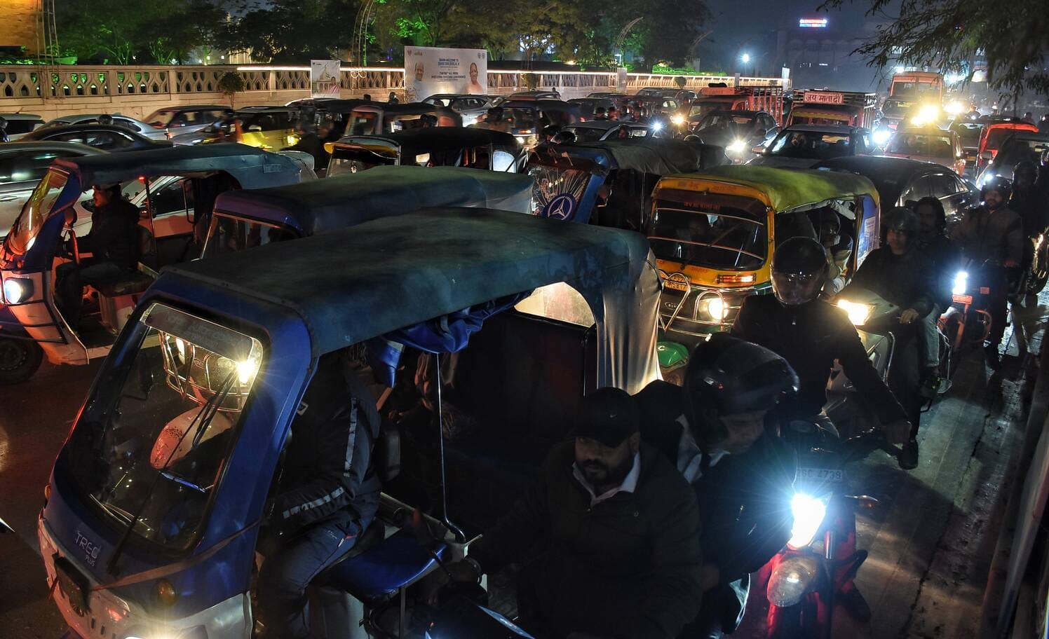 मंगलवार को शहर के विभिन्न इलाकों में लगा जाम। 