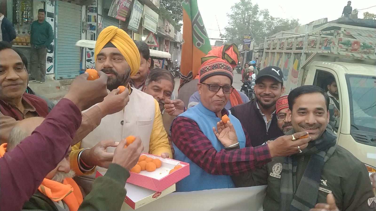 नितिन नवीन के भाजपा के राष्ट्रीय अध्यक्ष बनने पर पूर्व चेयरमैन श्याम सुंदर वमा्र ने मिठाई खिला नितिन नवीन के भाजपा के राष्ट्रीय अध्यक्ष बनने पर पूर्व चेयरमैन श्याम सुंदर वमा्र ने मिठाई खिला