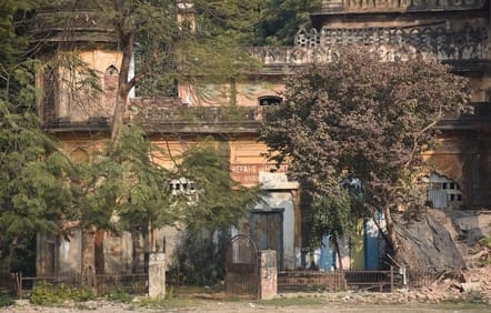 नवाबी दौर से स्वतंत्रता संग्राम तक की साक्षी रही रिफा-ए-आम इमारत अब बदहाल नवाबी दौर से स्वतंत्रता संग्राम तक की साक्षी रही रिफा-ए-आम इमारत अब बदहाल