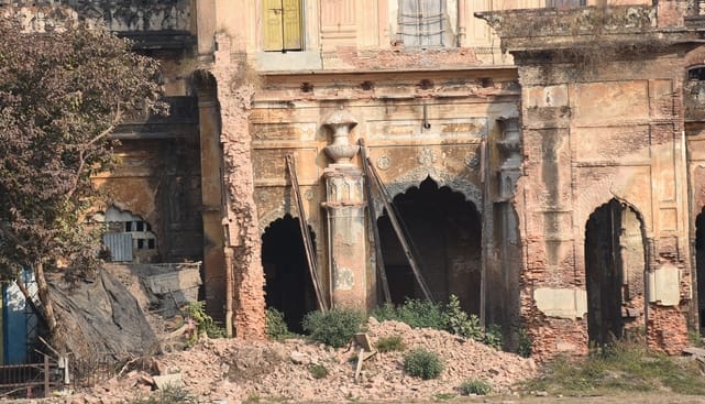 नवाबी दौर से स्वतंत्रता संग्राम तक की साक्षी रही रिफा-ए-आम इमारत अब बदहाल नवाबी दौर से स्वतंत्रता संग्राम तक की साक्षी रही रिफा-ए-आम इमारत अब बदहाल