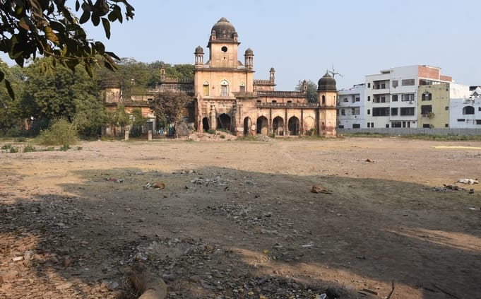 नवाबी दौर से स्वतंत्रता संग्राम तक की साक्षी रही रिफा-ए-आम इमारत अब बदहाल नवाबी दौर से स्वतंत्रता संग्राम तक की साक्षी रही रिफा-ए-आम इमारत अब बदहाल