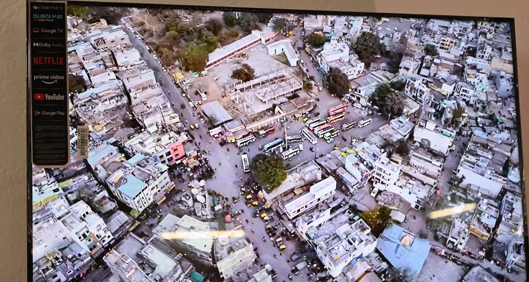 निरिक्षण करते हुए अधिकारी 