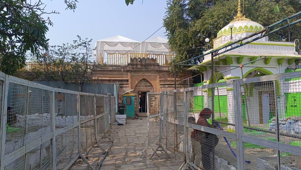 निरिक्षण करते हुए अधिकारी 