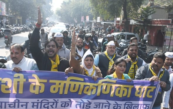 प्रदर्शन के दौरान आप कार्यकर्ताओं की पुलिस से धक्कामुक्की।