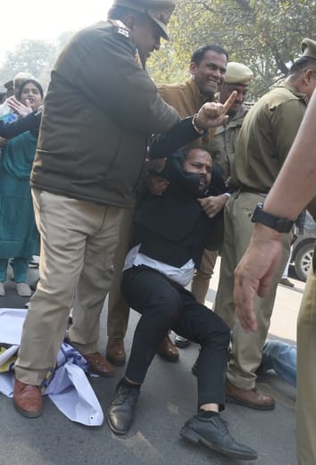 प्रदर्शन के दौरान आप कार्यकर्ताओं की पुलिस से धक्कामुक्की।