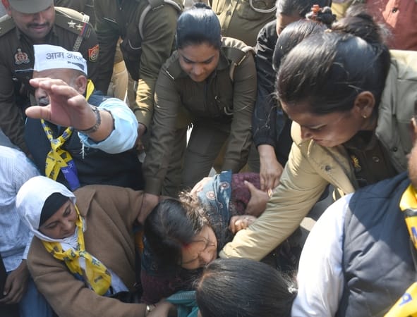प्रदर्शन के दौरान आप कार्यकर्ताओं की पुलिस से धक्कामुक्की।