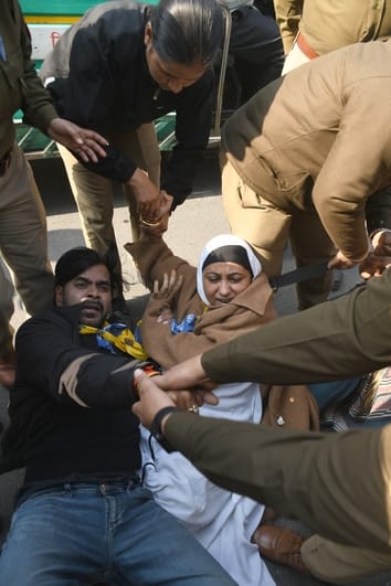 प्रदर्शन के दौरान आप कार्यकर्ताओं की पुलिस से धक्कामुक्की।
