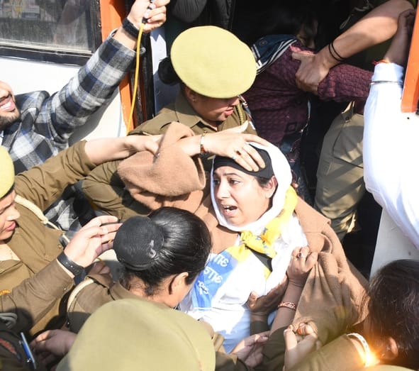 प्रदर्शन के दौरान आप कार्यकर्ताओं की पुलिस से धक्कामुक्की।
