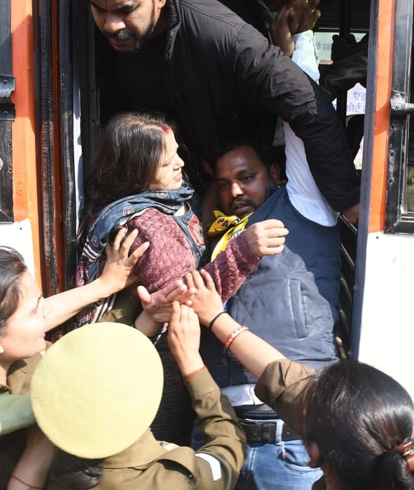 प्रदर्शन के दौरान आप कार्यकर्ताओं की पुलिस से धक्कामुक्की।