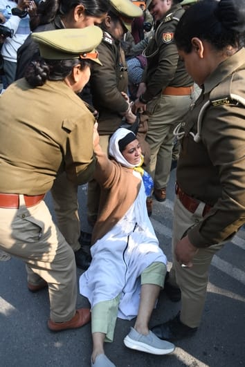 प्रदर्शन के दौरान आप कार्यकर्ताओं की पुलिस से धक्कामुक्की।