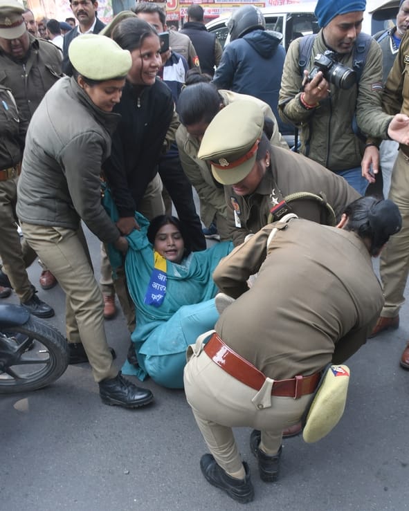 प्रदर्शन के दौरान आप कार्यकर्ताओं की पुलिस से धक्कामुक्की।