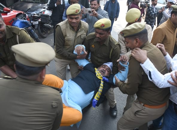 प्रदर्शन के दौरान आप कार्यकर्ताओं की पुलिस से धक्कामुक्की।