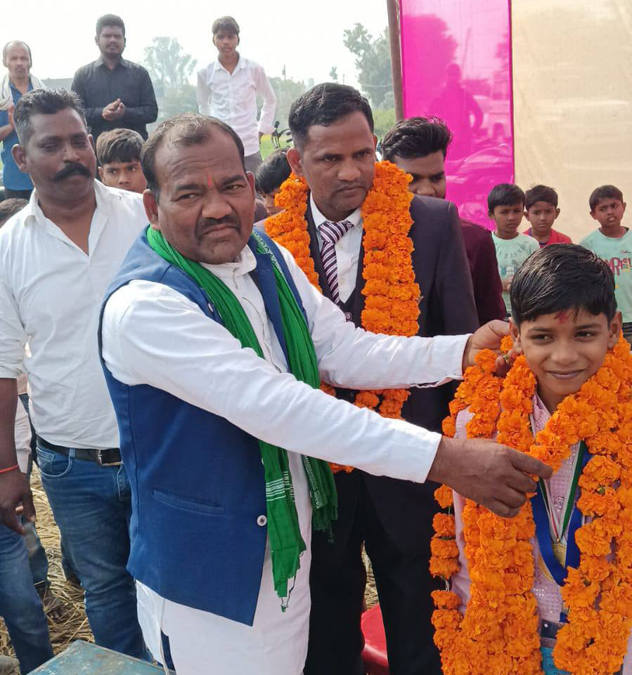 प्रयागराज में अजयराज और उसके पिता वीरभान का हुआ सम्मान प्रयागराज में अजयराज और उसके पिता वीरभान का हुआ सम्मान