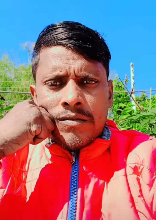 पोस्टमार्टम हाउस के बाहर मौजूद मृतक अमित के परिजन। संवाद