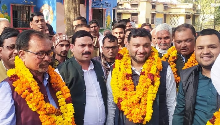 पुवायां में ग्राम्य विकास बैंक के शाखा प्रतिनिधि पद के लिए नामांकन दाखिल करते सर्वेश शर्मा। स