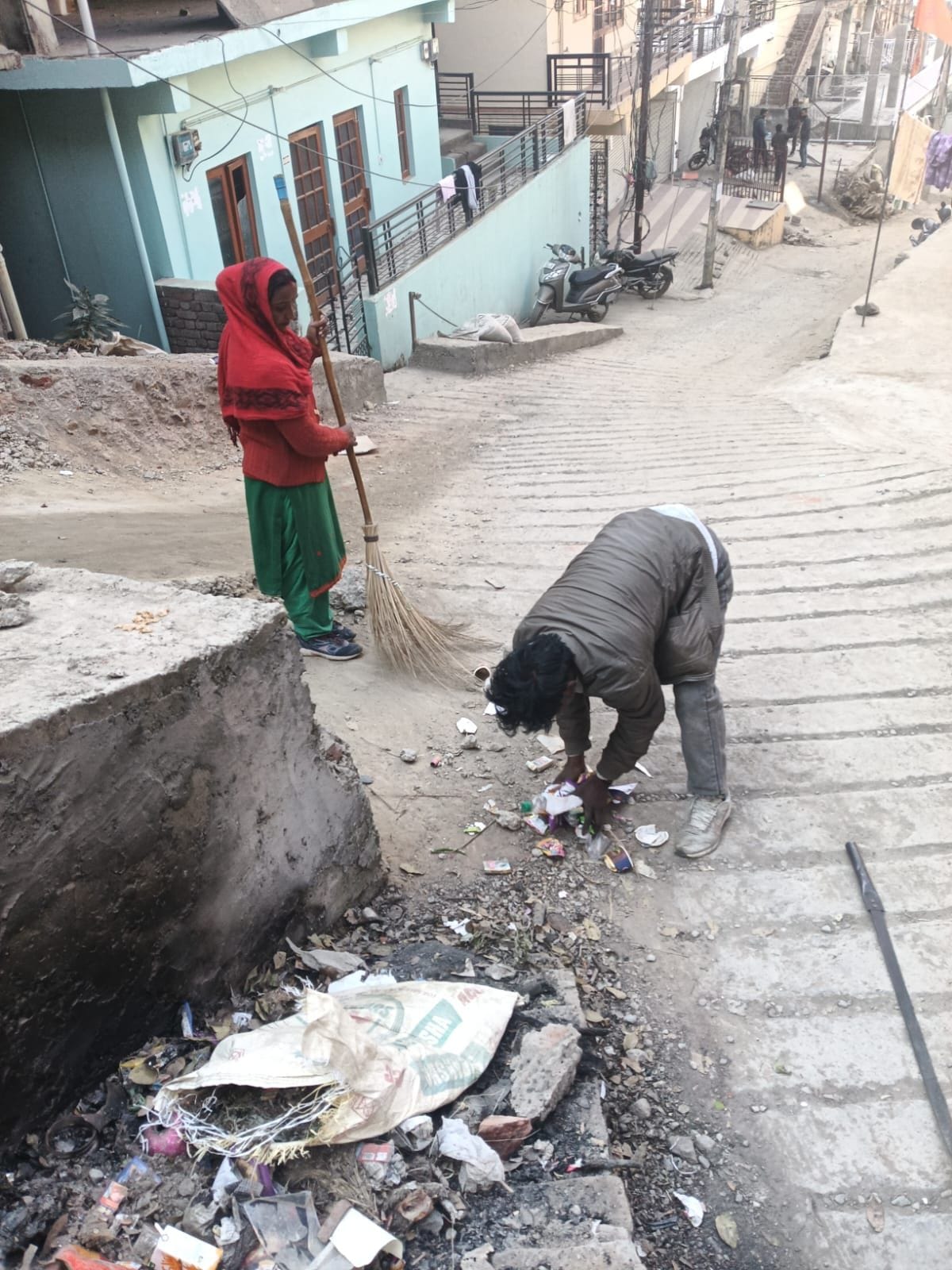 रेलवे लाइन पर सफाई करता नगर निगम कर्मचारी। संवाद