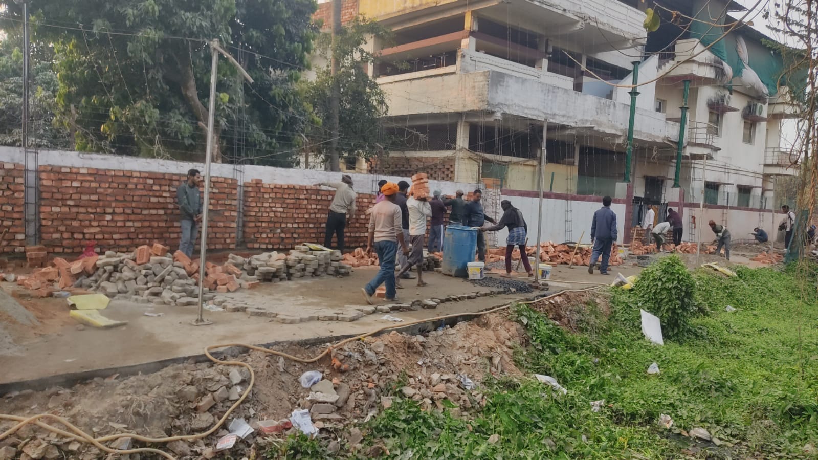 सीओ के मारपीट करते उग्र भीड़