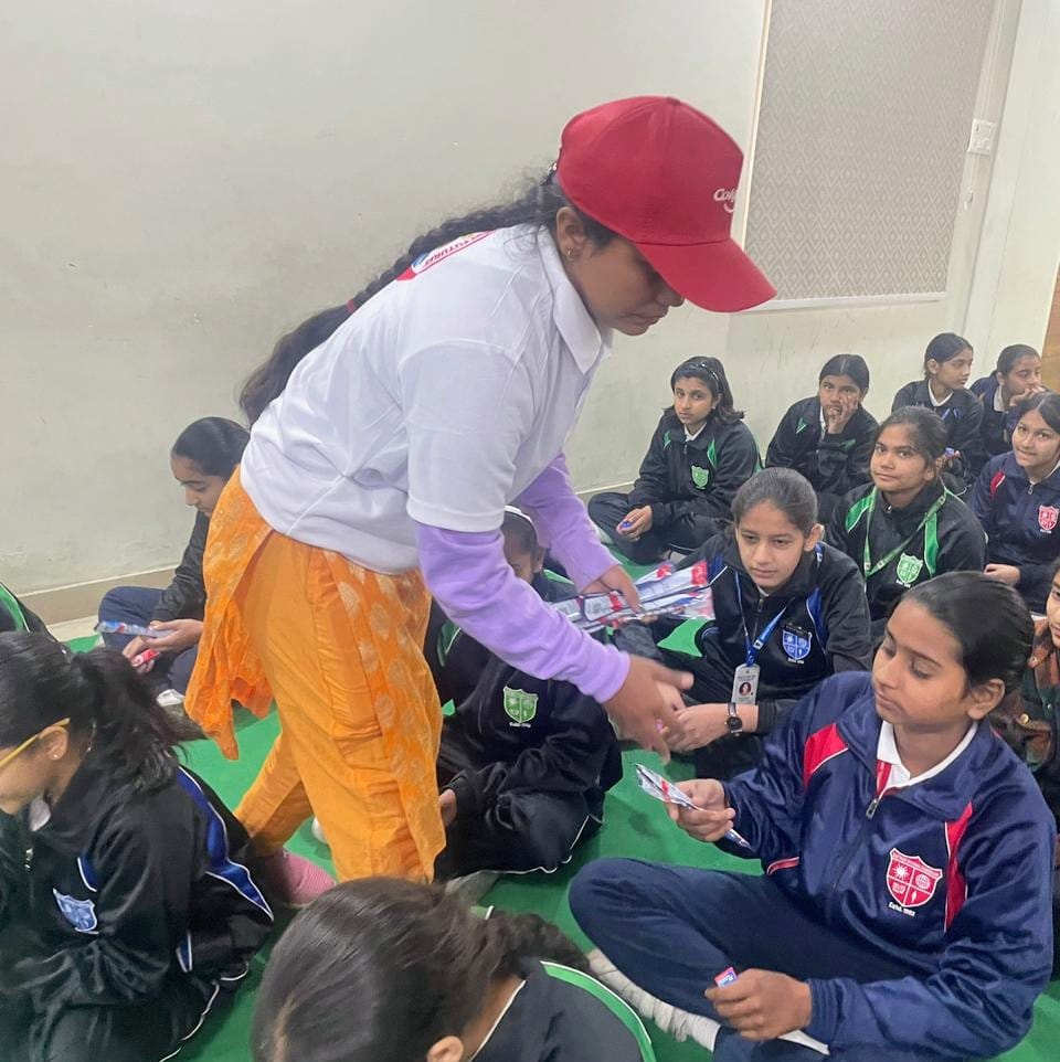 स्प्रिंग डेल्स पब्लिक स्कूल में कोलगेट कंपनी द्वारा आयोजित कार्यशाला में छात्र छात्राएं। (स्त्र