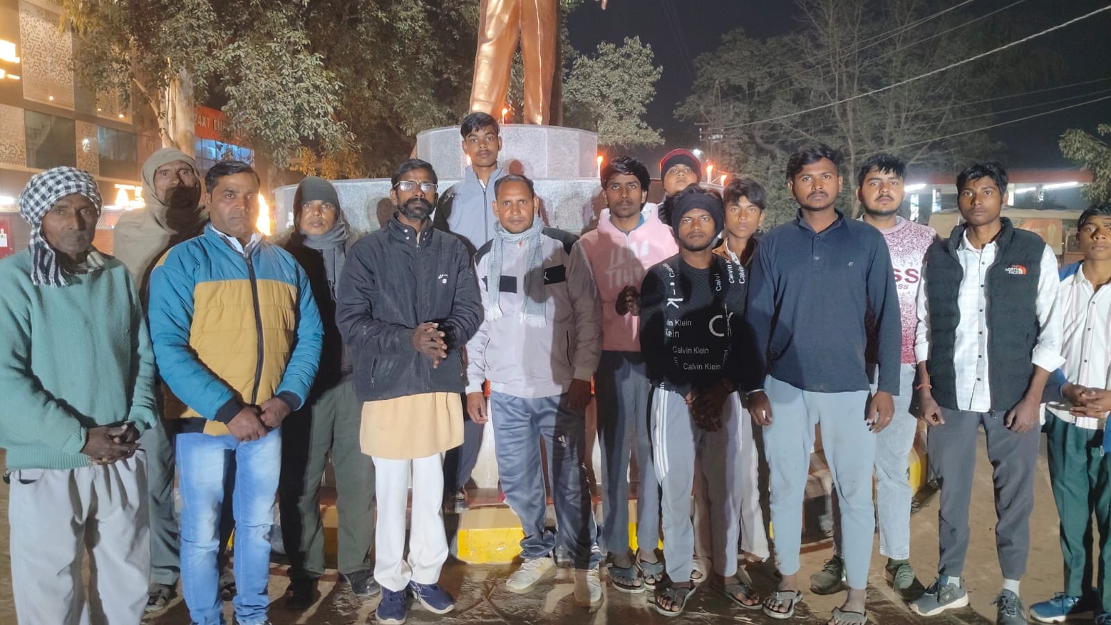 सरधना में सोनू की हत्या के बाद हस्तिनापुर में कैंडल मार्च निकालते कश्यप समाज के लोग स्रोत संवाद