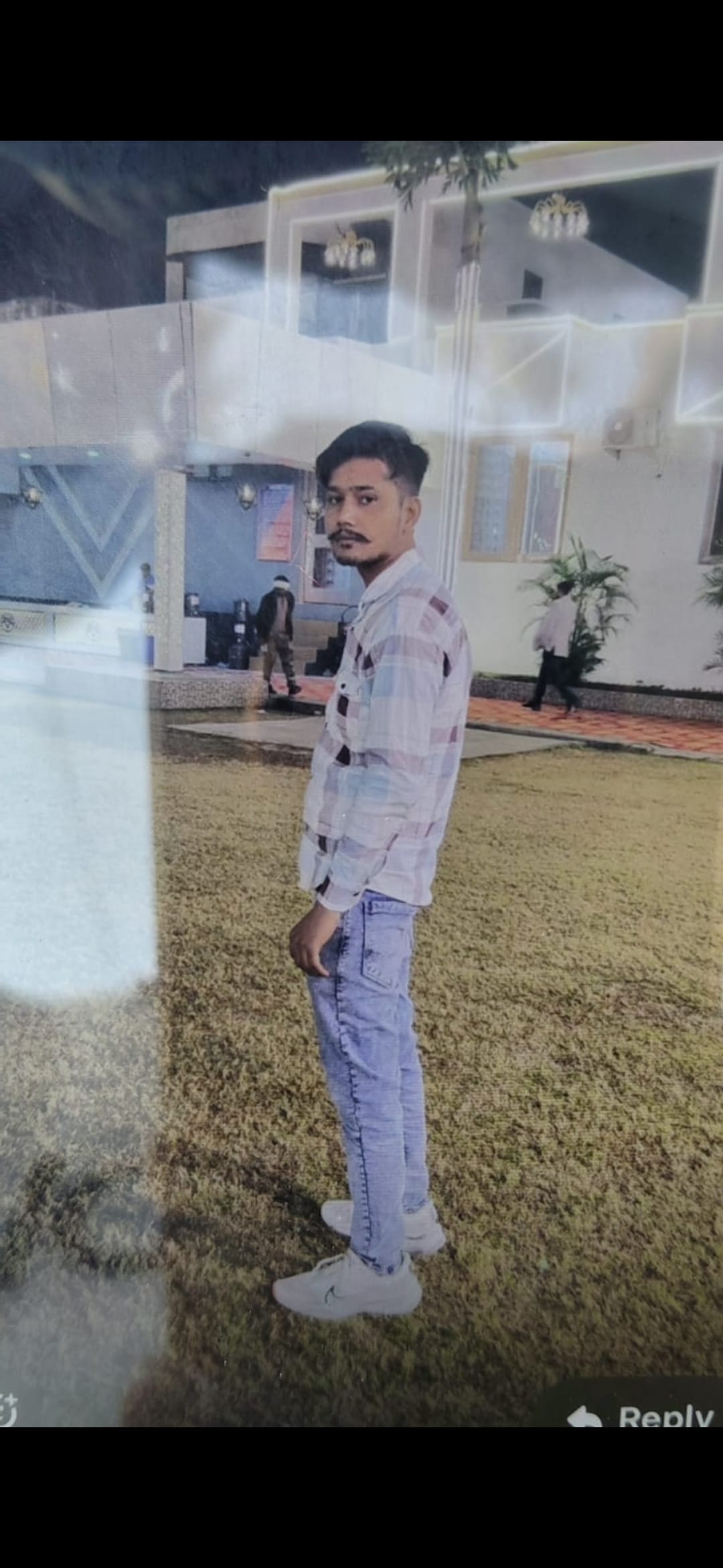 शामली में माजरा रोड पर मृतक विशाल के घर पर लगी भीड़ । संवाद