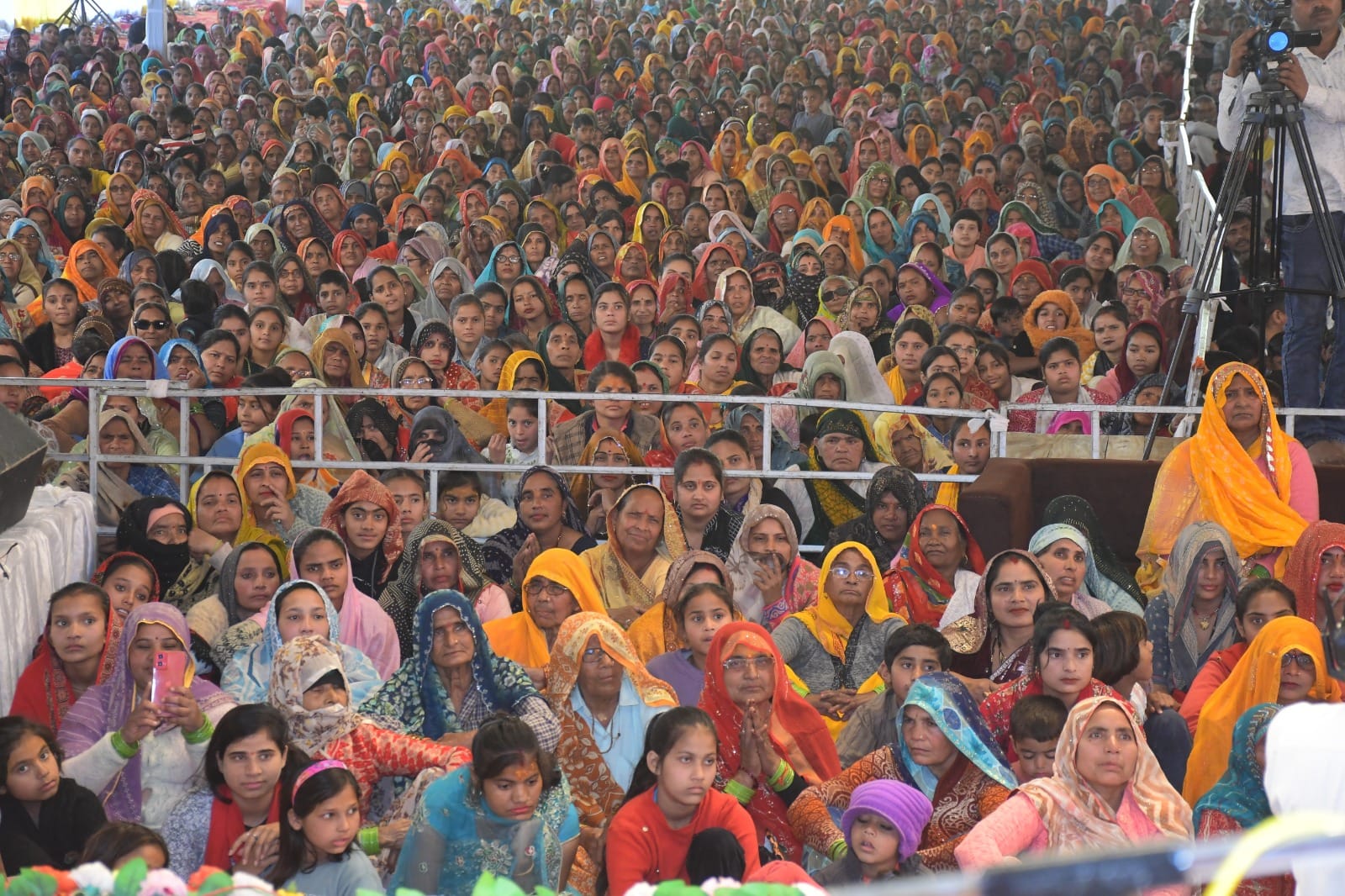 श्रीमद भागवत कथा में मौजूद हजारों श्रद्धालु