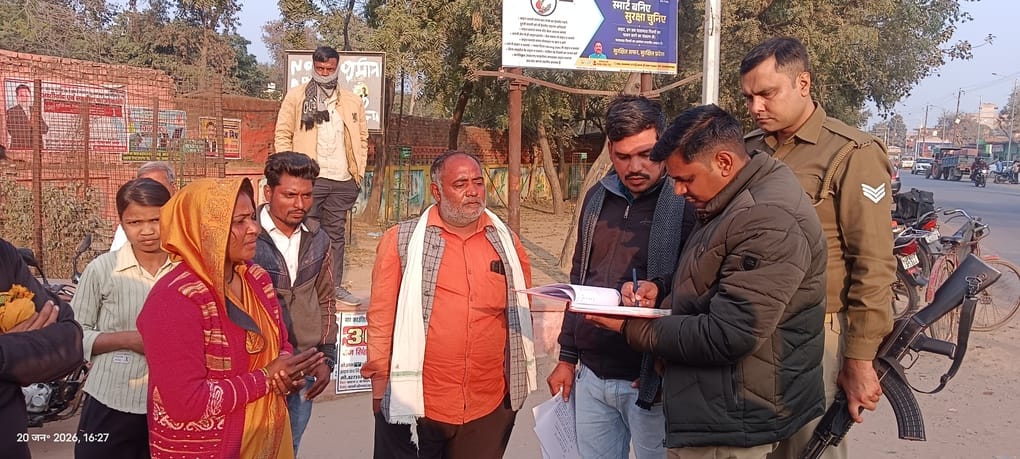 तहसील कार्यालय पर भाइयों के साथ मौजूद पीड़िता रजनी से पुलिस पूछताछ करते हुए