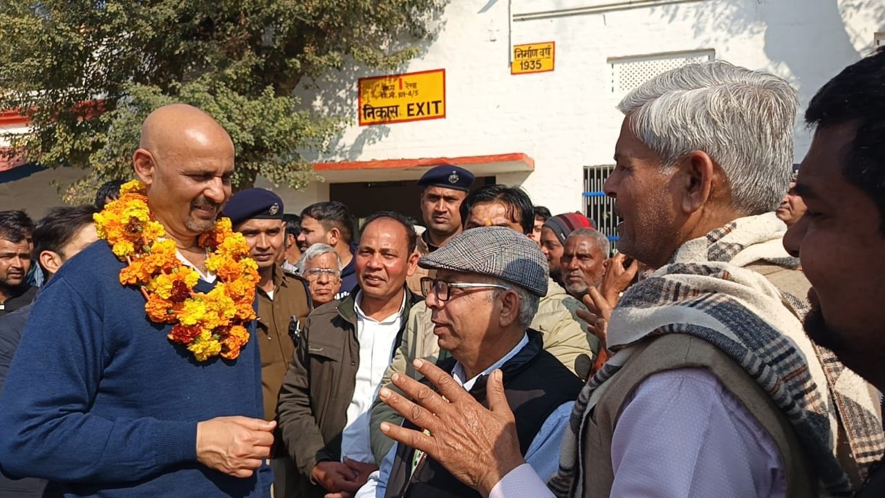 21जेएनडी06: जुलाना में रेलवे ट्रैक का निरीक्षण करते डीआरएम। स्रोत प्रशासन