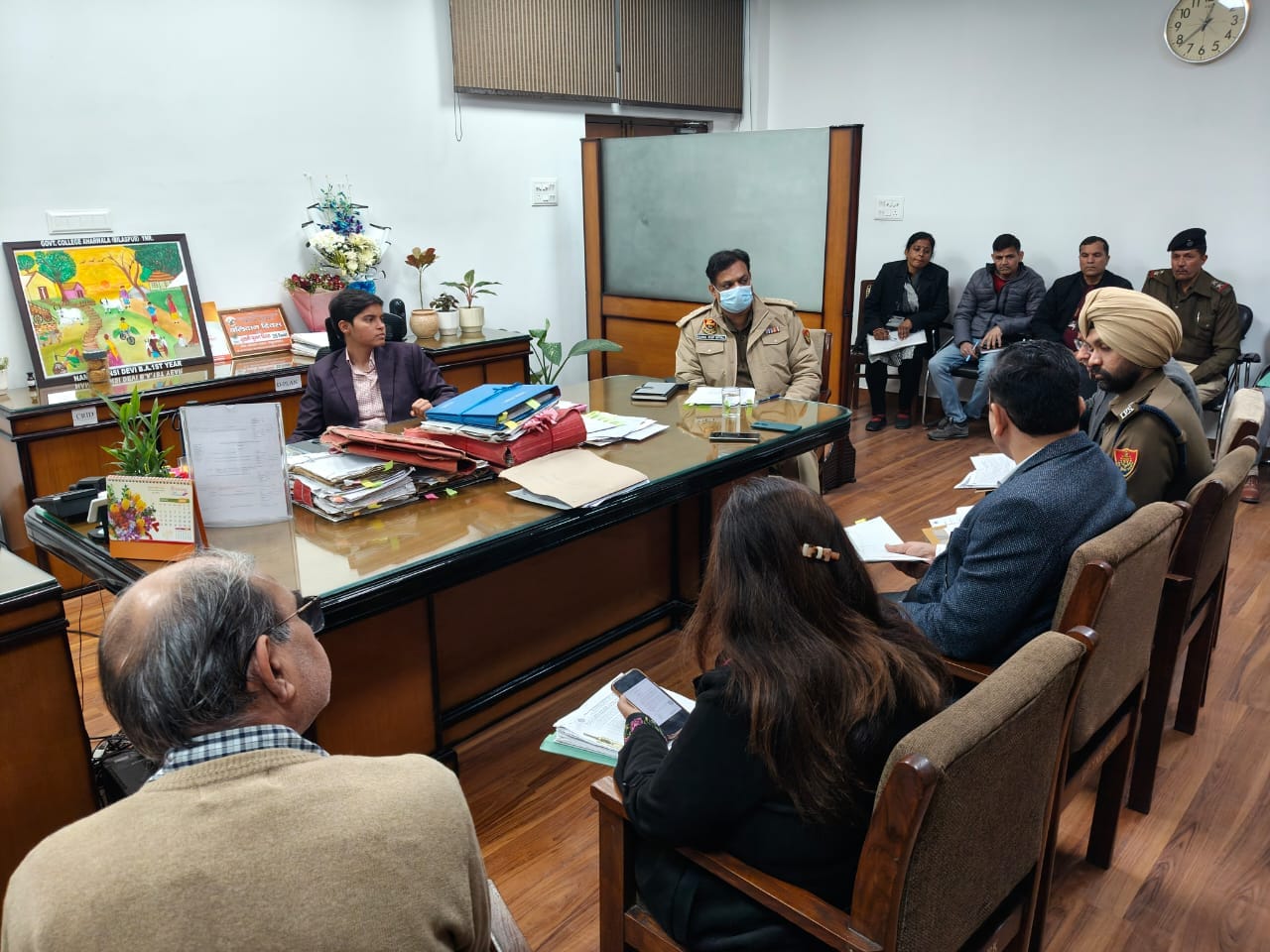 अधिकारियों के साथ बैठक करती डीसी प्रीति। डीआईपीआरओ