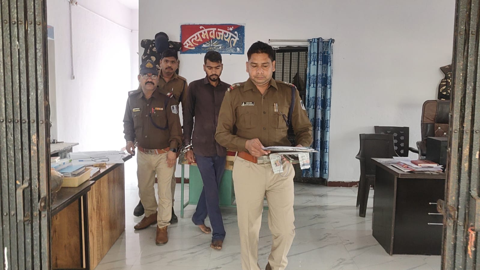 आरोपी को पुलिस ने किया अरेस्ट आरोपी को पुलिस ने किया अरेस्ट