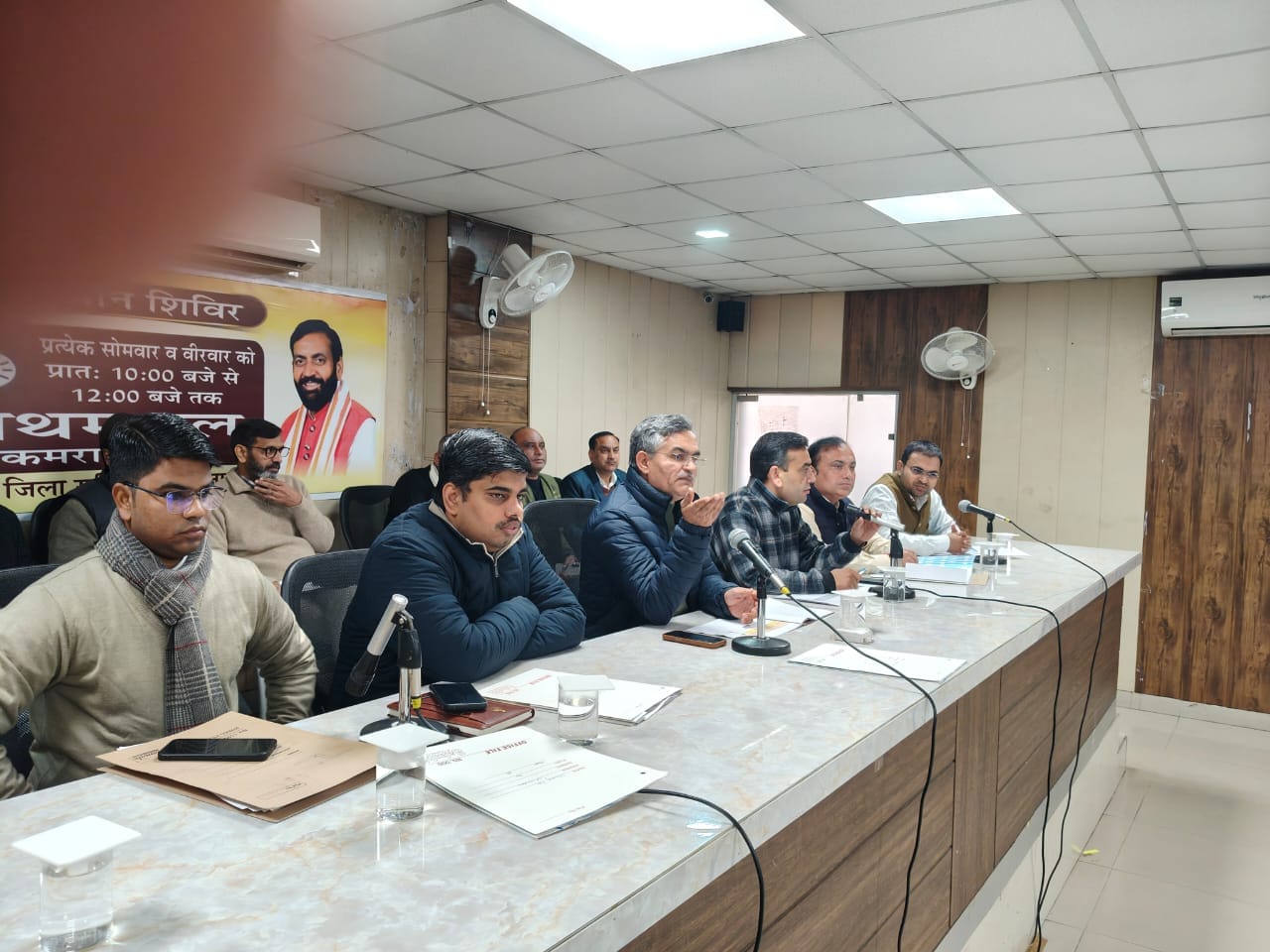 अधिकारियों के साथ समीक्षा बैठक करते सीएम के ओएसडी राकेश संधू। डीआईपीआरओ