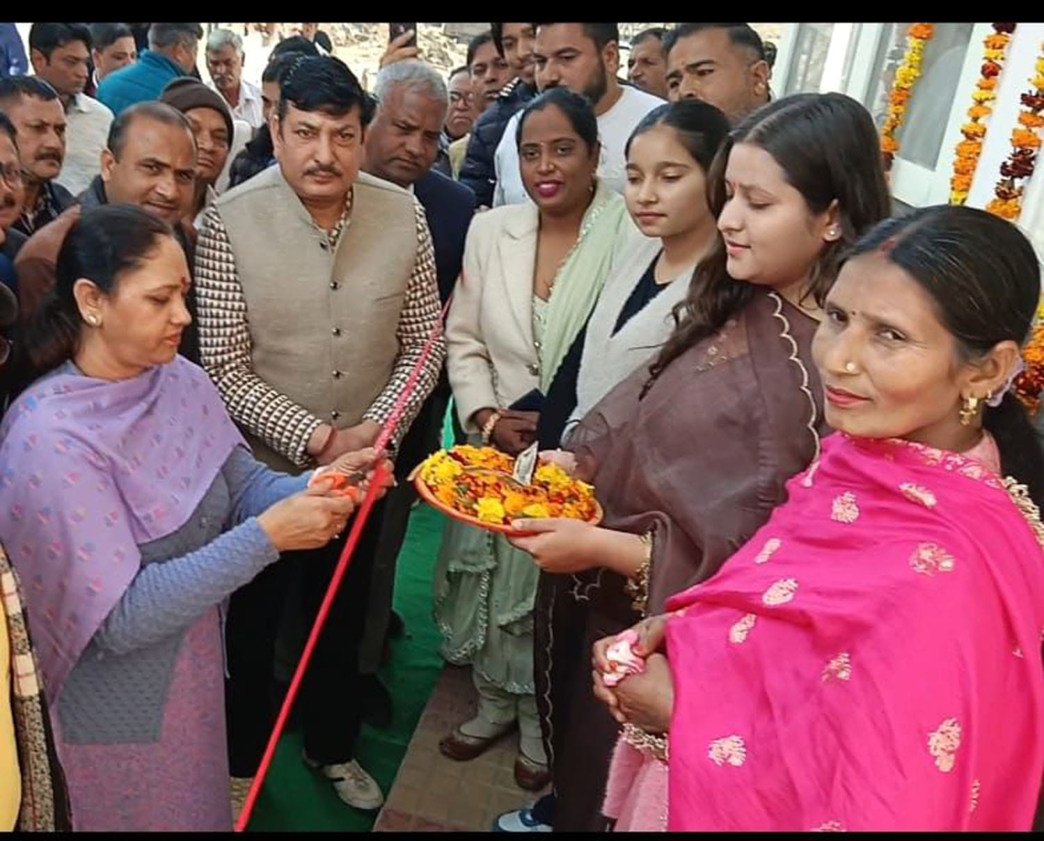 बाबैन। अटल किसान श्रमिक कैंटीन का रिबन काट कर शुभारंभ करते हुए बाल कल्याण परिषद की उपाध्यक्ष सु