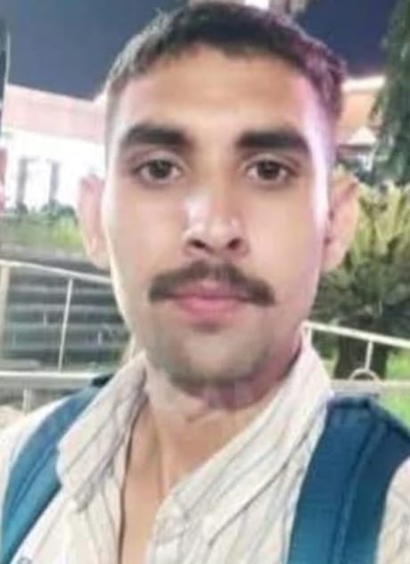 बिजनौर के रुकनपुर में शहीद सिपाही शिवम कुमार सलामी देते जाट रेजीमेंट के अधिकारी। स्रोत ग्रामीण बिजनौर के रुकनपुर में शहीद सिपाही शिवम कुमार सलामी देते जाट रेजीमेंट के अधिकारी। स्रोत ग्रामीण