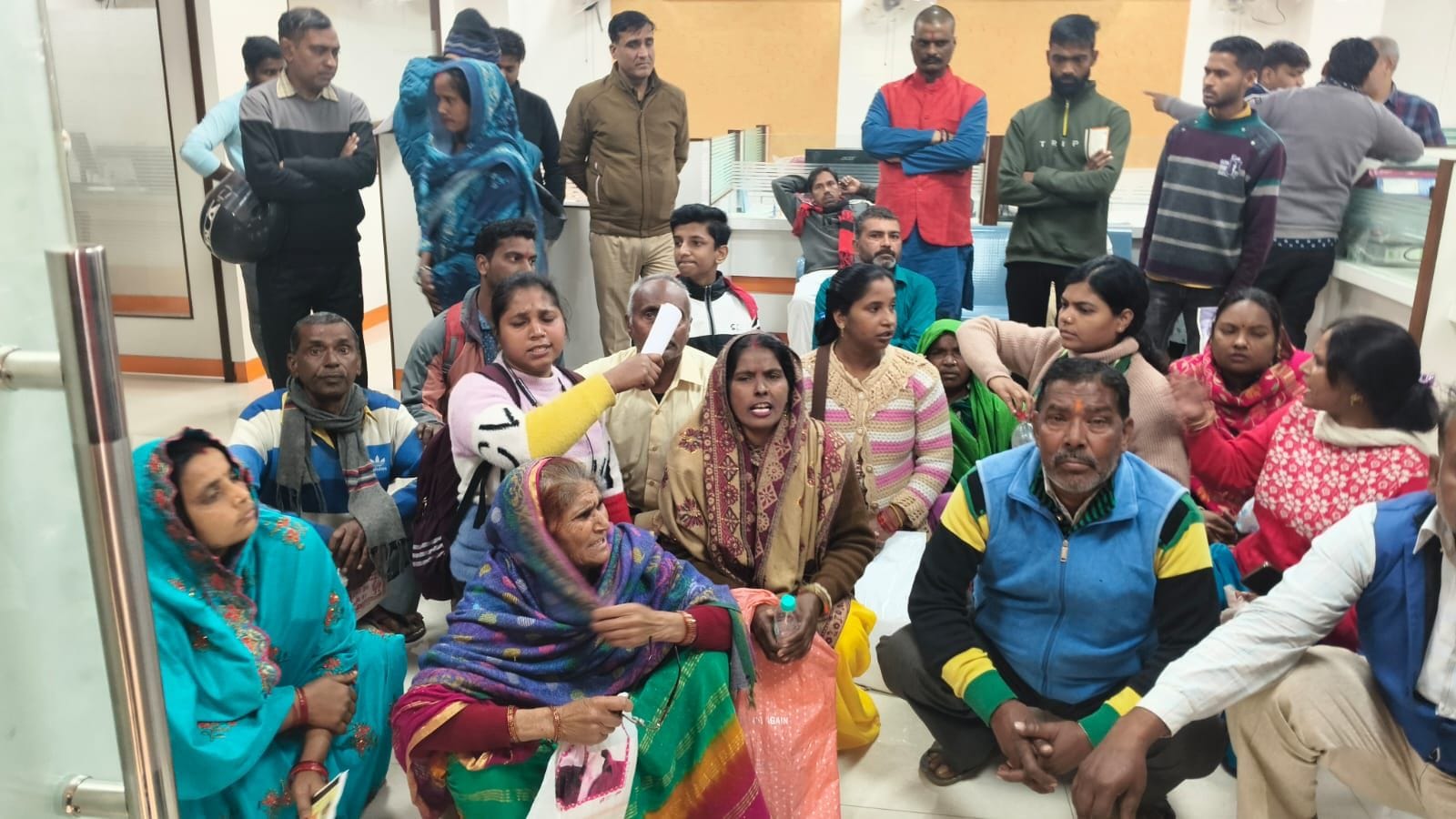 बैंक के भीतर हंगामा, दो घंटे प्रदर्शन।