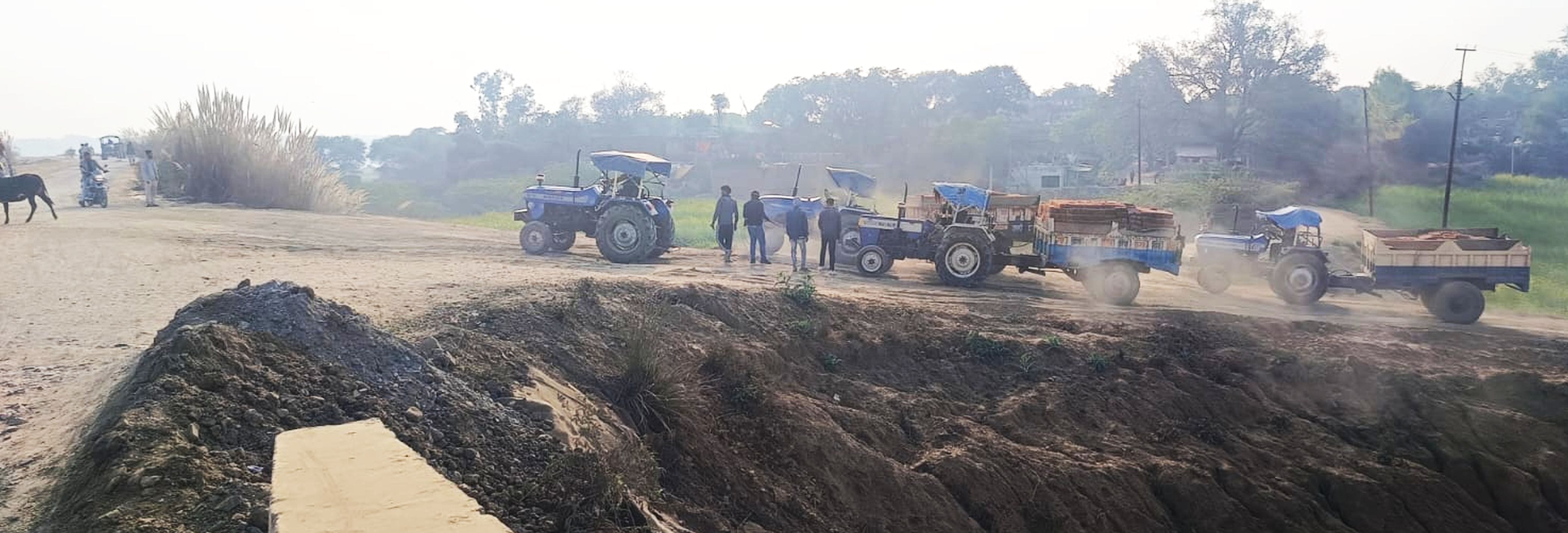 फोटो-02-वैकल्पिक रास्ते पर वसूली करते लोग। संवाद