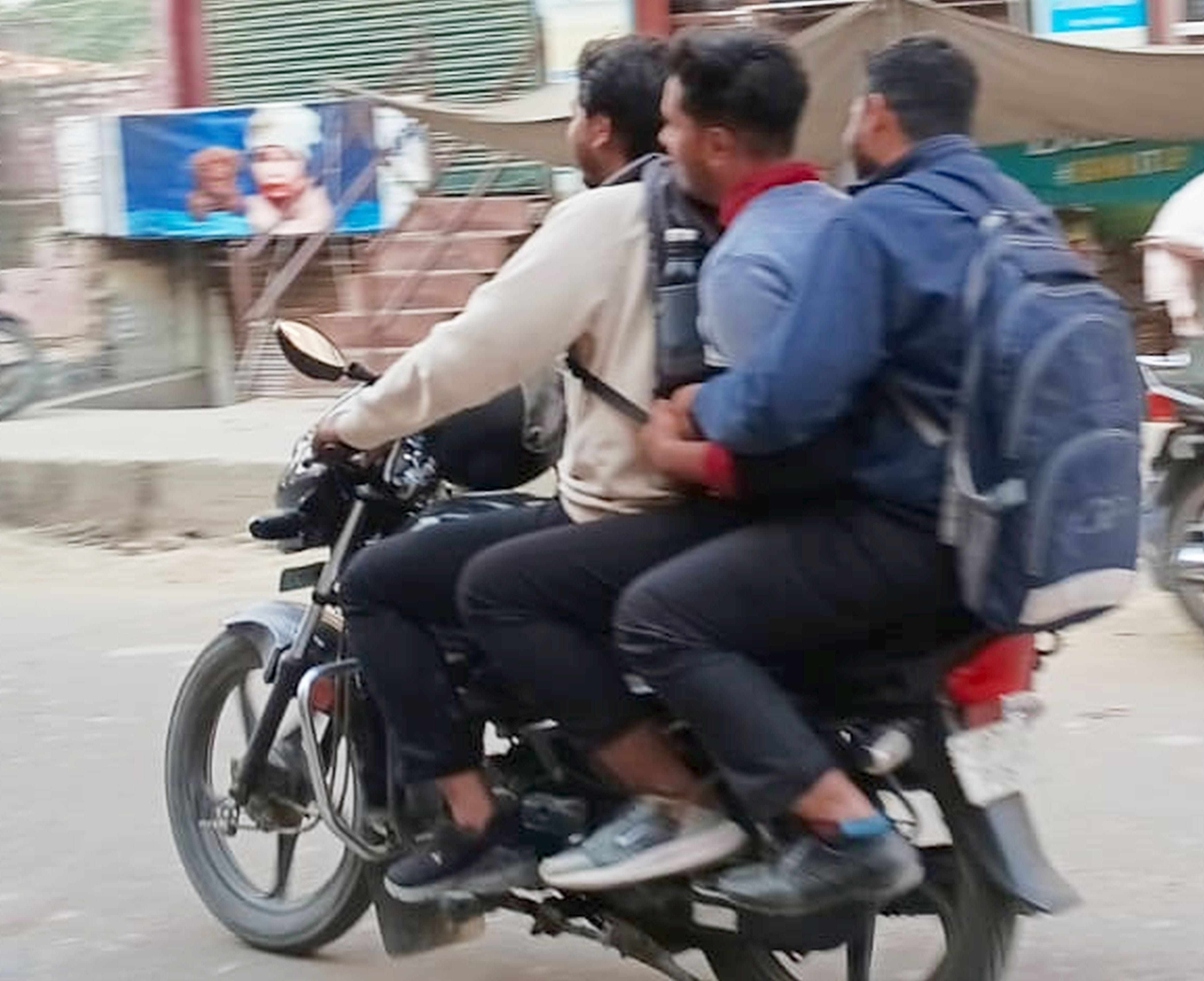 फोटो-05-आईटीआई रोड पर बिना हेलमेट के जाते बाइक सवार पुलिसकर्मी। संवाद