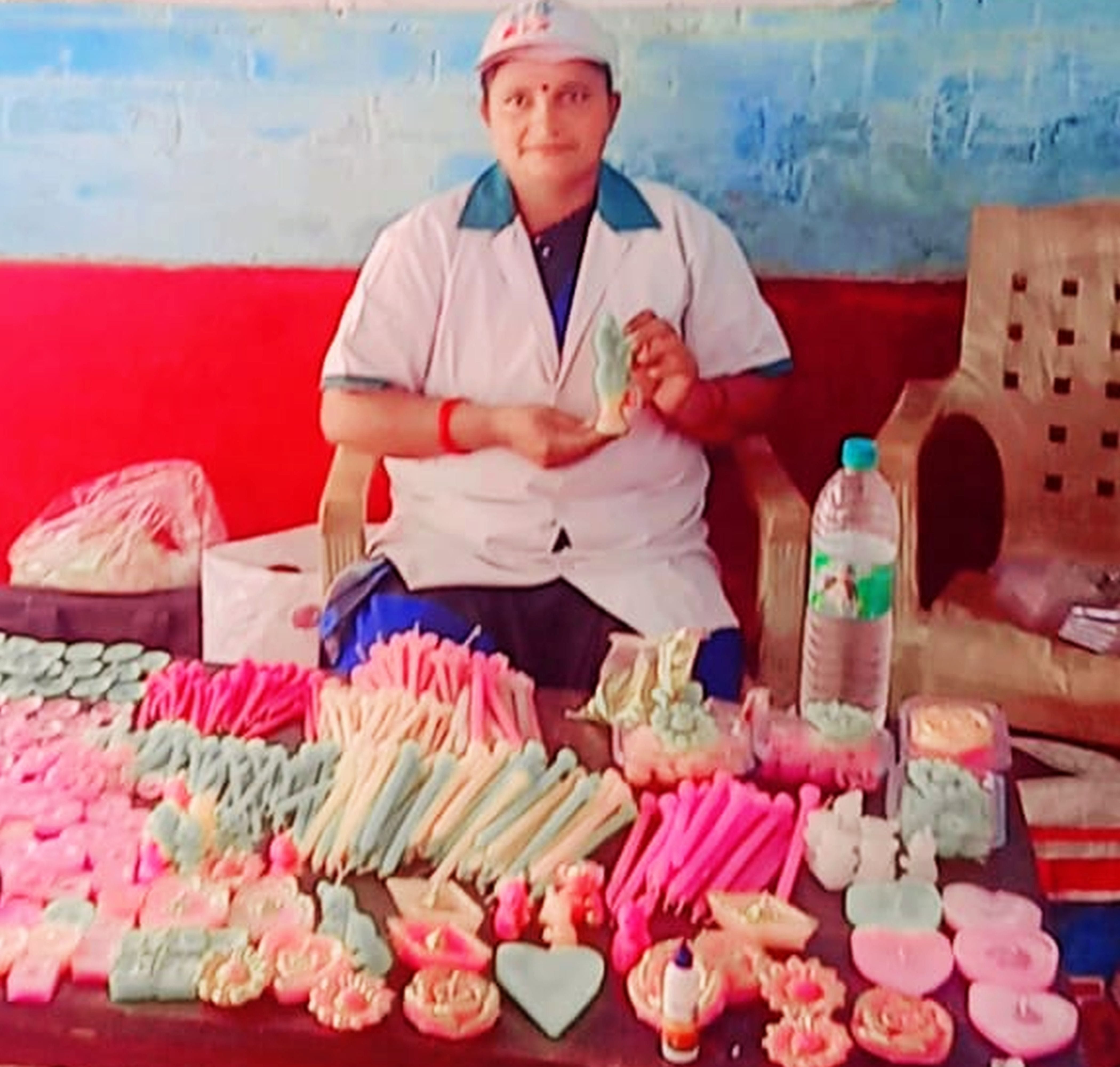 फोटो-08-मोमबत्तियों के साथ पिंकी। स्रोत स्वयं