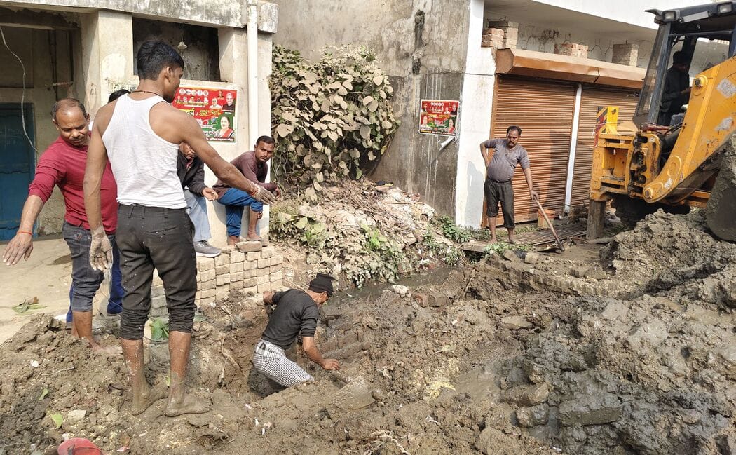 फोटो-09-पाइप लाइन का लीकेज ठीक करते नगर पालिका कर्मी। संवाद