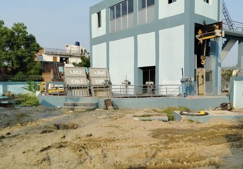 फोटो-10-शुक्लागंज में मिश्रा कॉलोनी के पास नदी में जाता गंदा पानी। संवाद