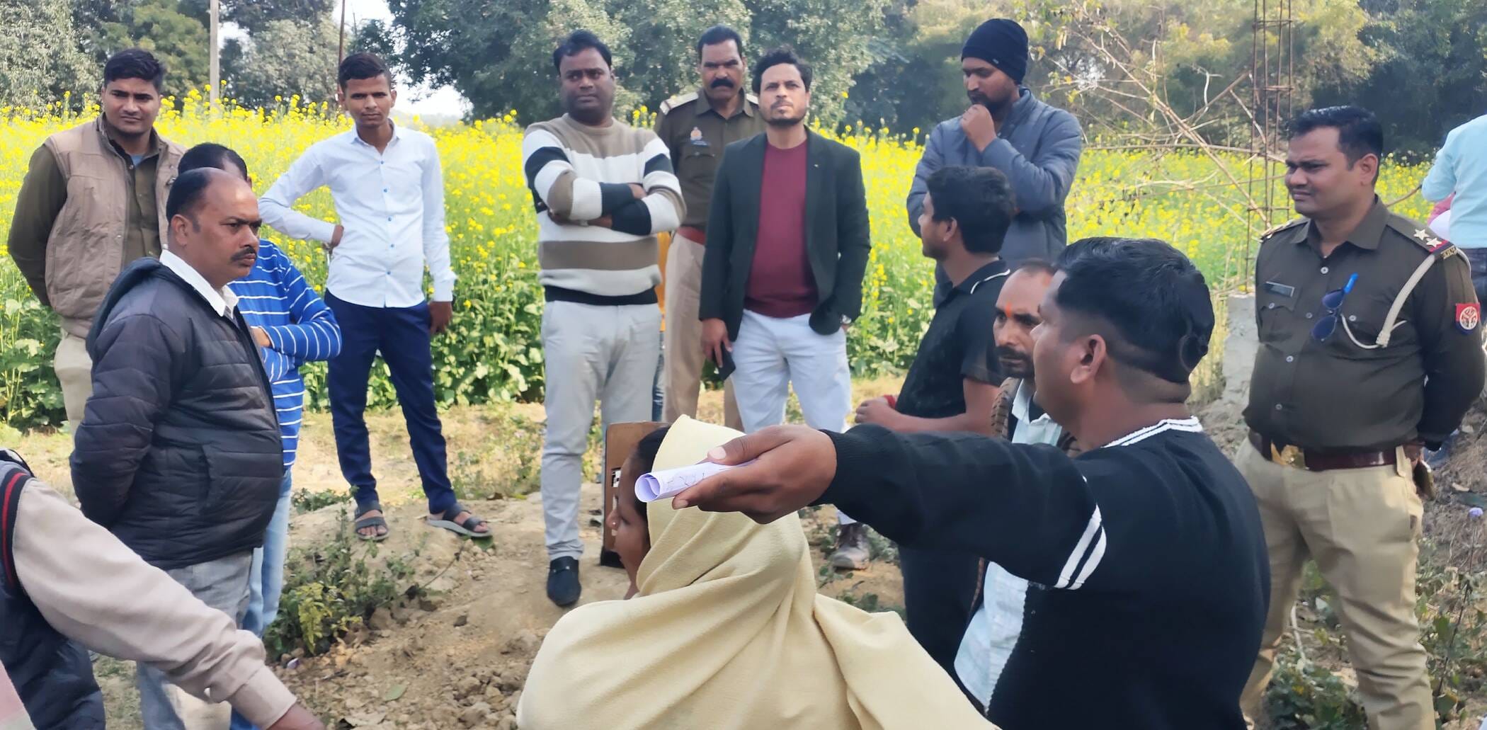 फोटो-12-अधिकारियों से नोकझोंक करते भू स्वामी। संवाद